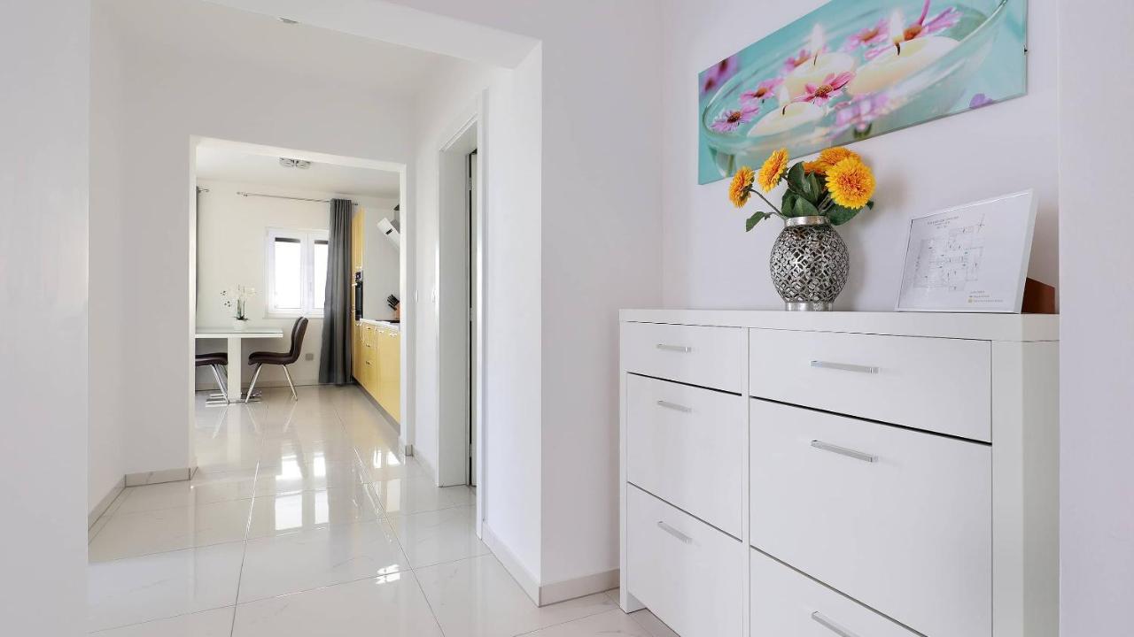 Apartmani "Villa Barbara" Новаля Екстериор снимка