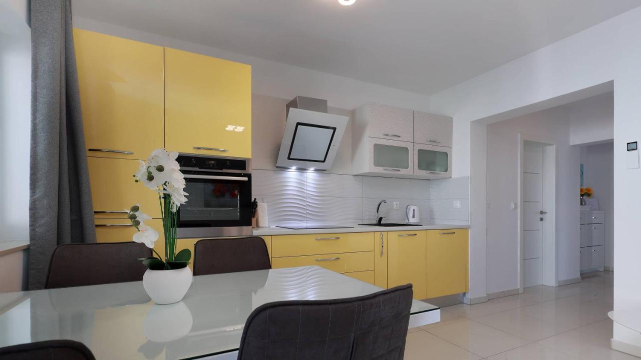 Apartmani "Villa Barbara" Новаля Екстериор снимка