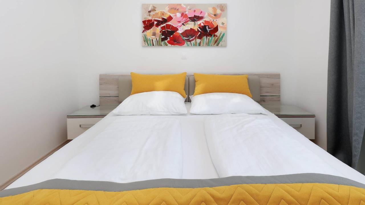 Apartmani "Villa Barbara" Новаля Екстериор снимка