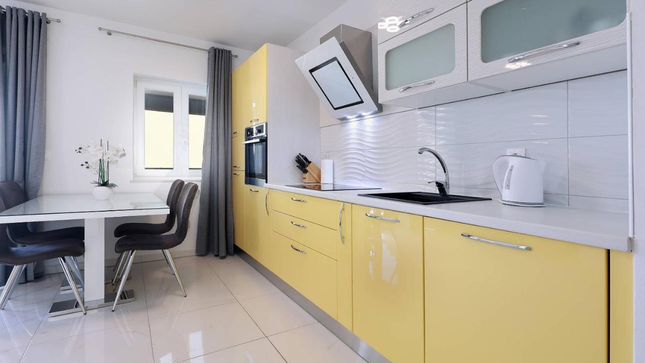 Apartmani "Villa Barbara" Новаля Екстериор снимка