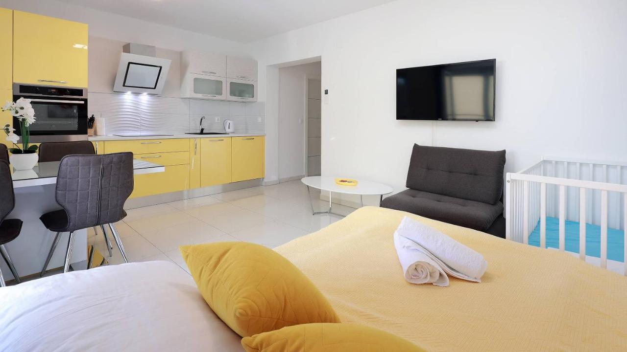 Apartmani "Villa Barbara" Новаля Екстериор снимка