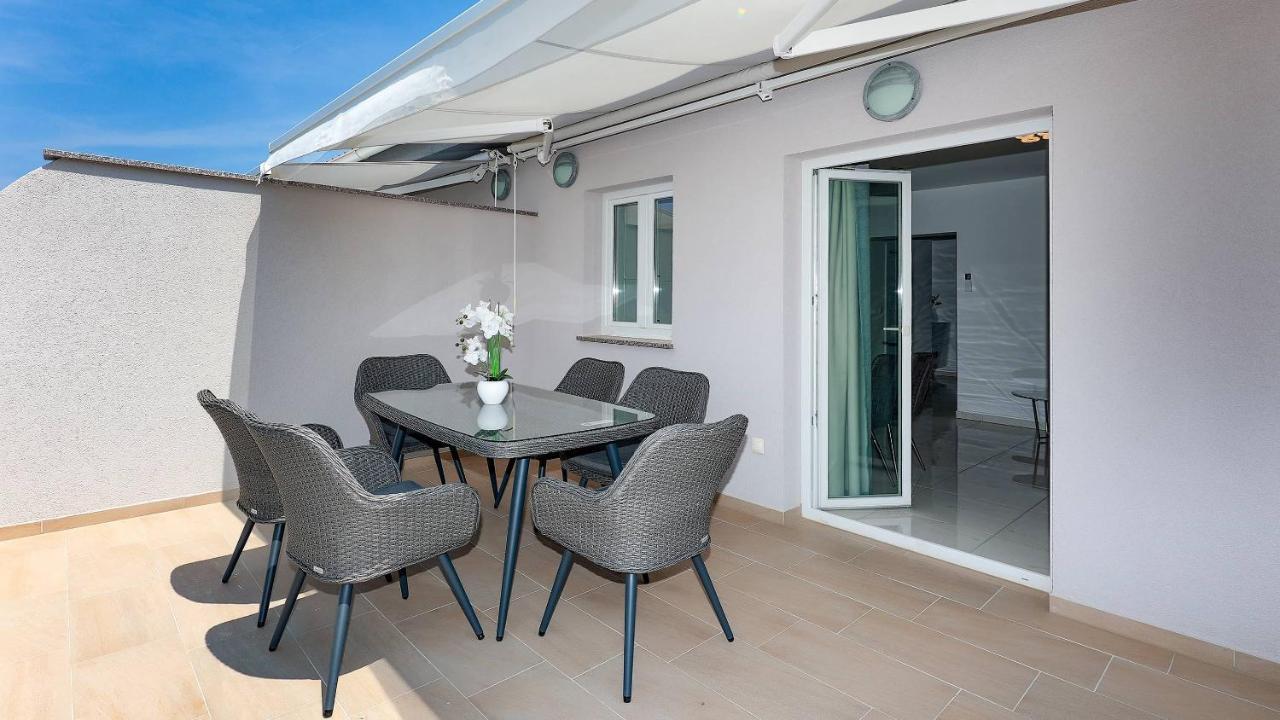 Apartmani "Villa Barbara" Новаля Екстериор снимка