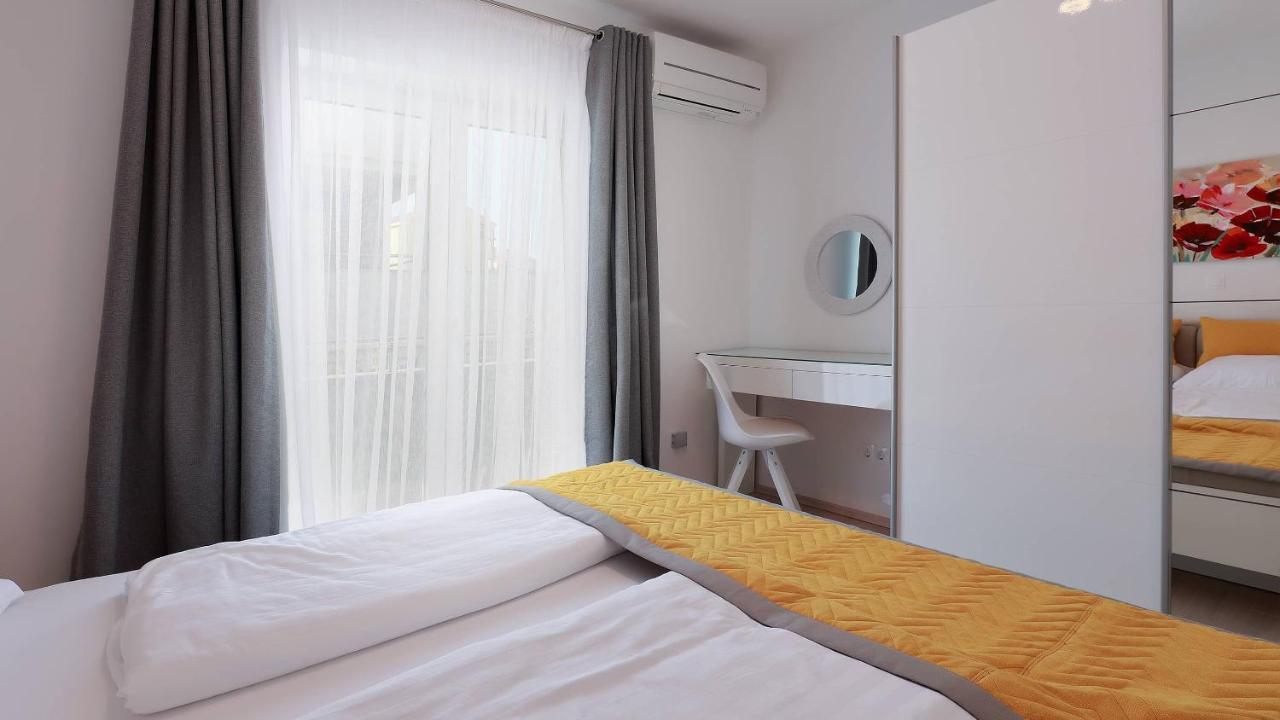 Apartmani "Villa Barbara" Новаля Екстериор снимка