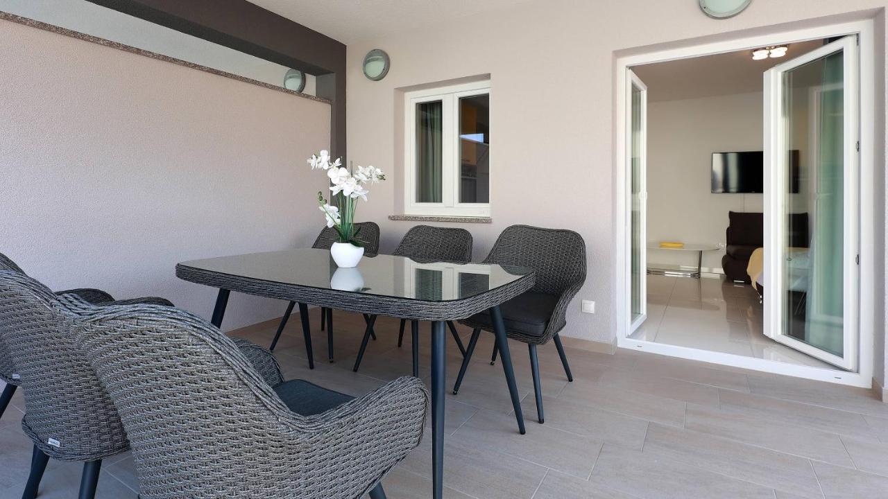 Apartmani "Villa Barbara" Новаля Екстериор снимка