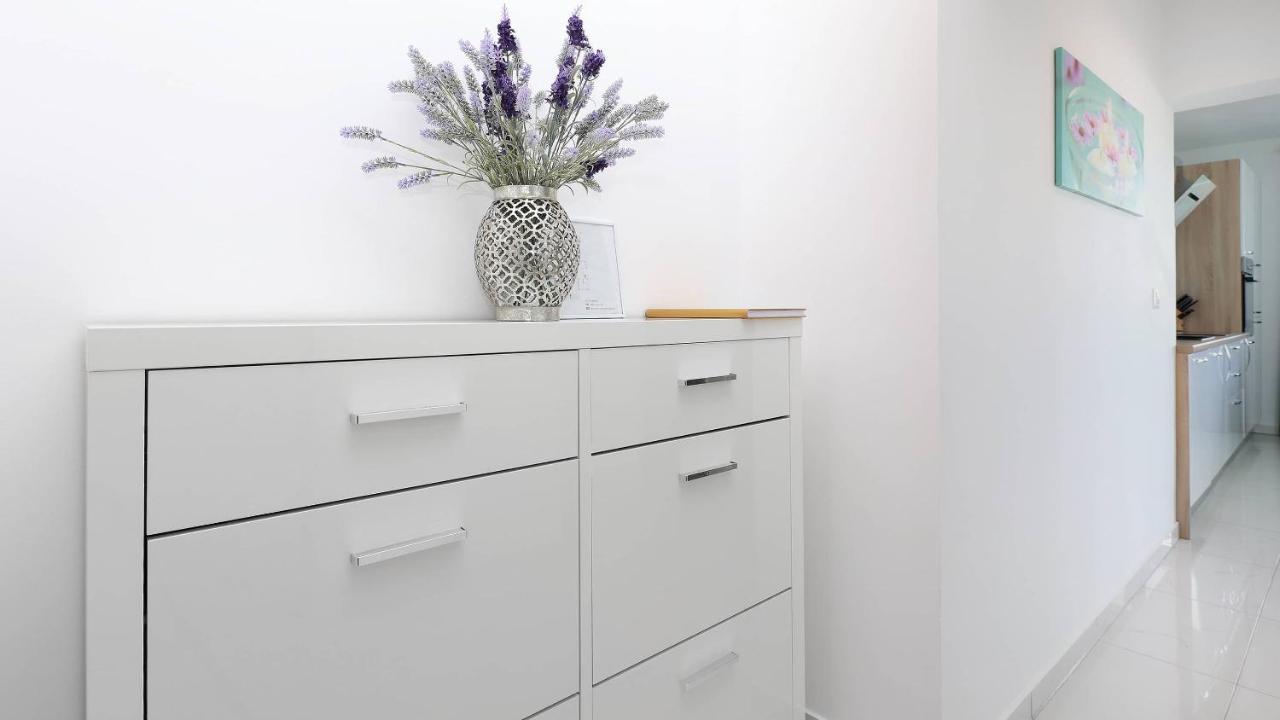 Apartmani "Villa Barbara" Новаля Екстериор снимка